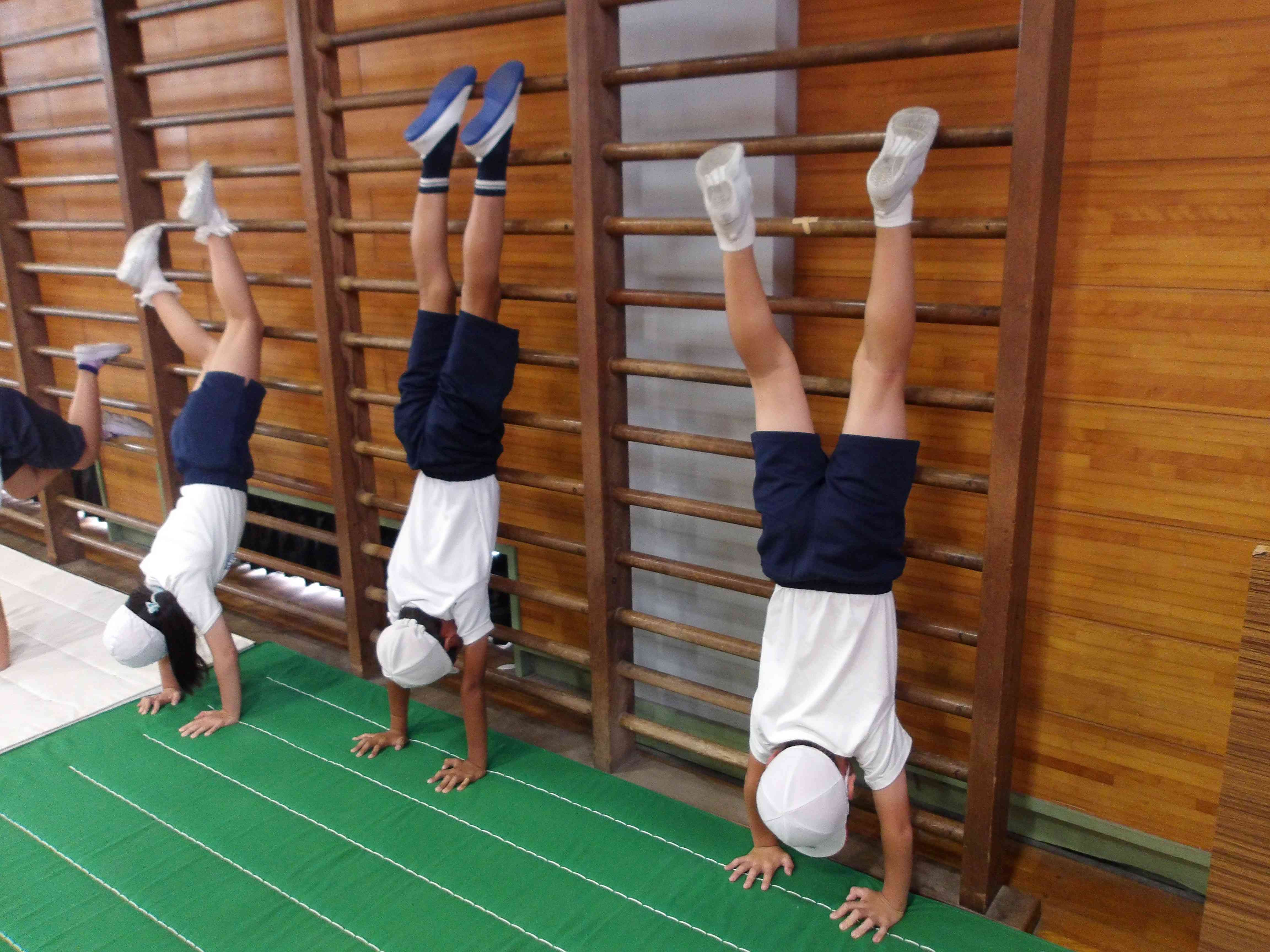 体をまっすぐにしてバランスをとろうと経験を重ねています。