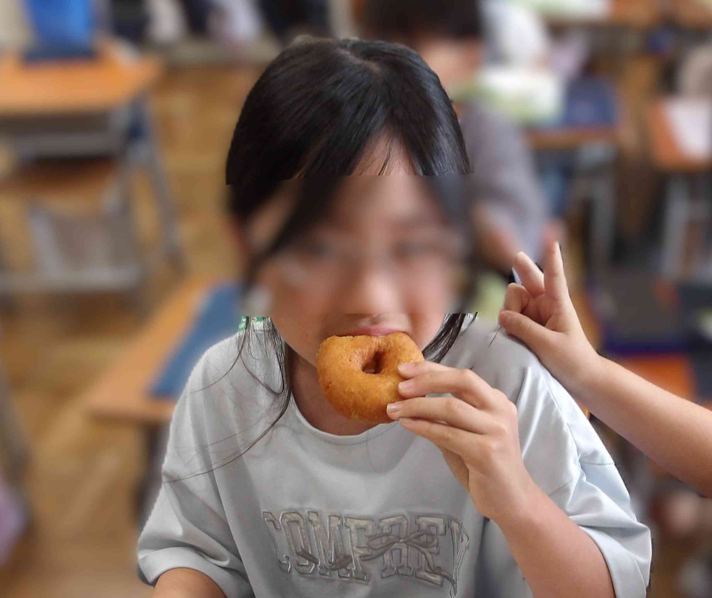 ドーナッツをぱっくん、もぐもぐ　おいしいよ